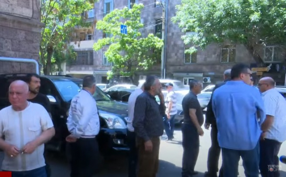 Офицеры запаса и граждане проводят акцию у СНБ (видео)